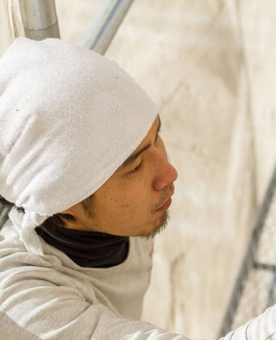 外壁塗装する職人